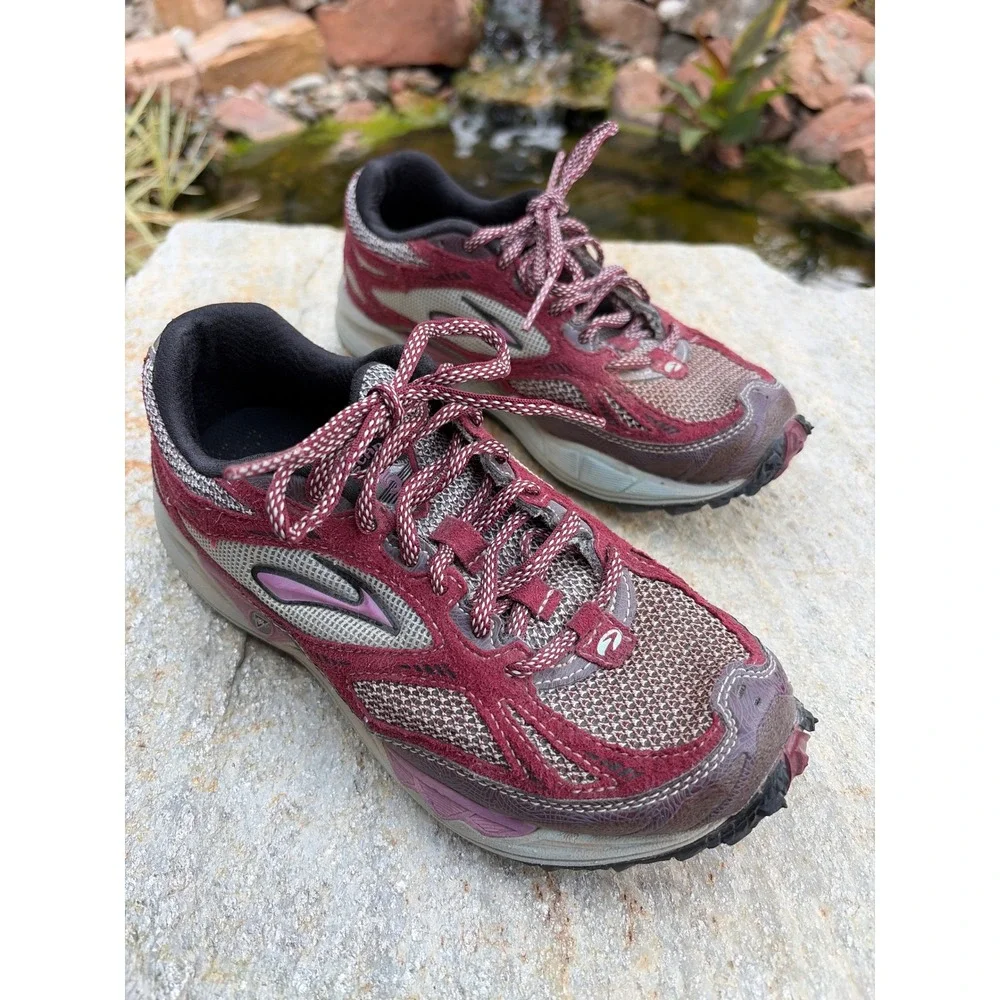 Brooks Cascadia Womens 7.5 Trail Running Shoes Burgundy Grey 1200701B659